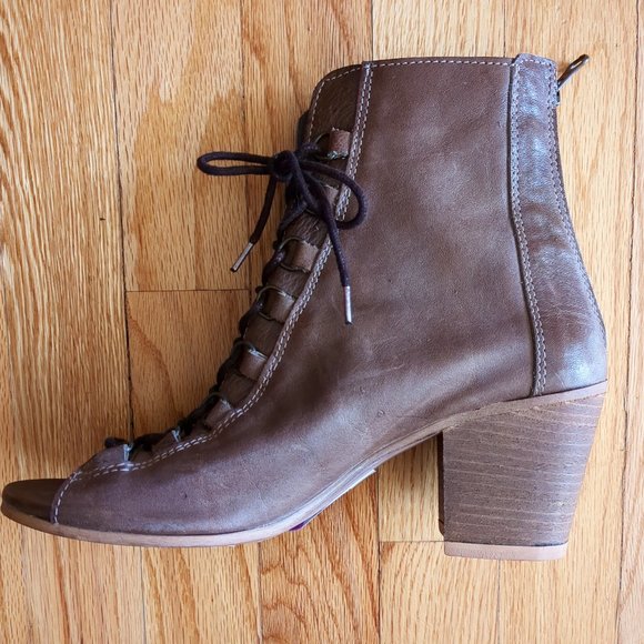 [SOLD] Felmini Soft Pebbled Leather Lace Up Peep Toe Portugal Block Heel Bootie - Picture 2 of 16